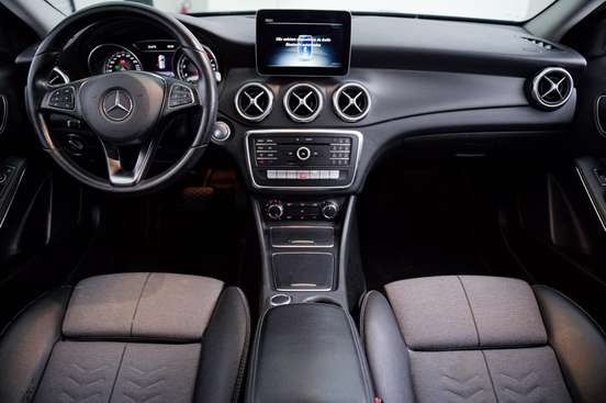 MERCEDES-BENZ-GLA 200-2019