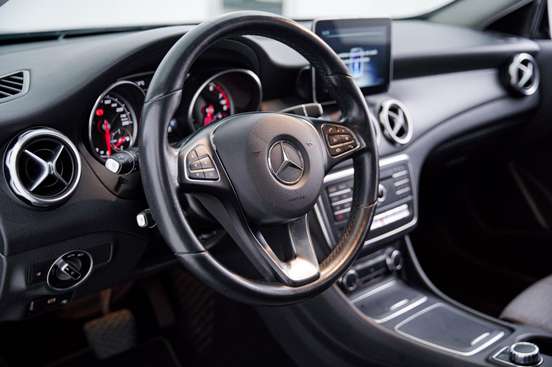 MERCEDES-BENZ-GLA 200-2019