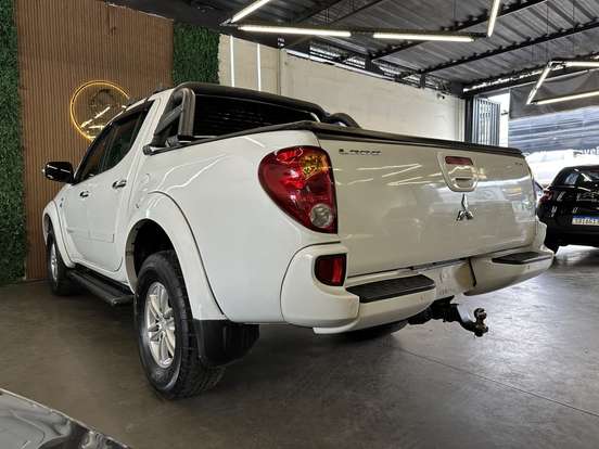 MITSUBISHI-L200 TRITON-3.5 HPE 4X4 CD V6 24V FLEX 4P AUTOMÁTICO MITSUBISHI-L200 TRITON-2014
