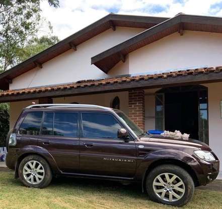 MITSUBISHI-PAJERO-2011