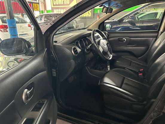 NISSAN-LIVINA-2011