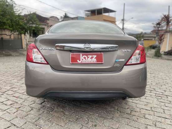 NISSAN-VERSA-2017