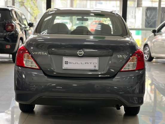 NISSAN-VERSA-2020