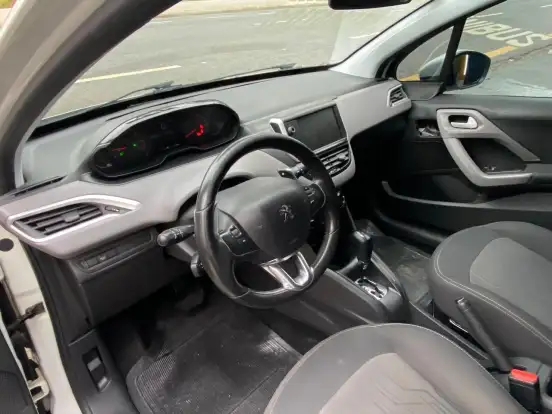 PEUGEOT-208-2017