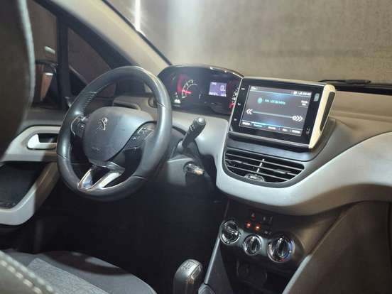 PEUGEOT-208-2018