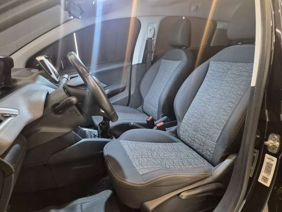 PEUGEOT-208-2018
