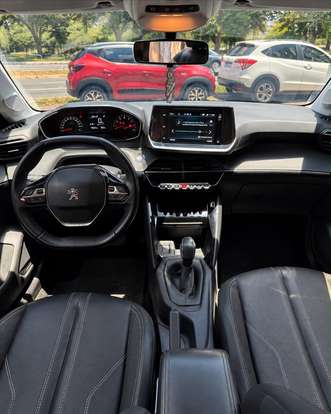 PEUGEOT-208-2021