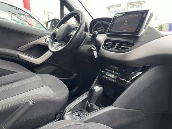 PEUGEOT-208-2018