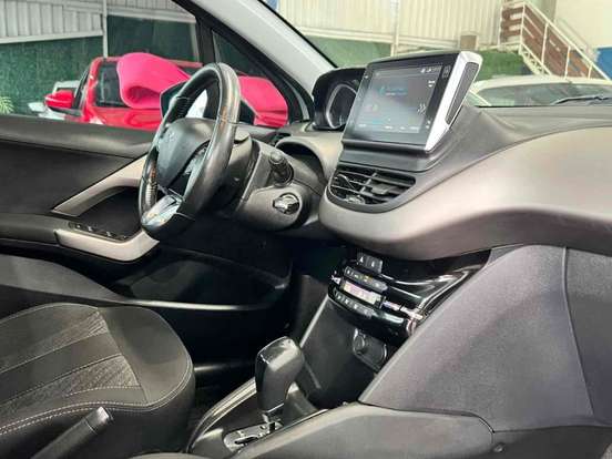 PEUGEOT-208-2018