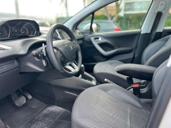 PEUGEOT-208-2015