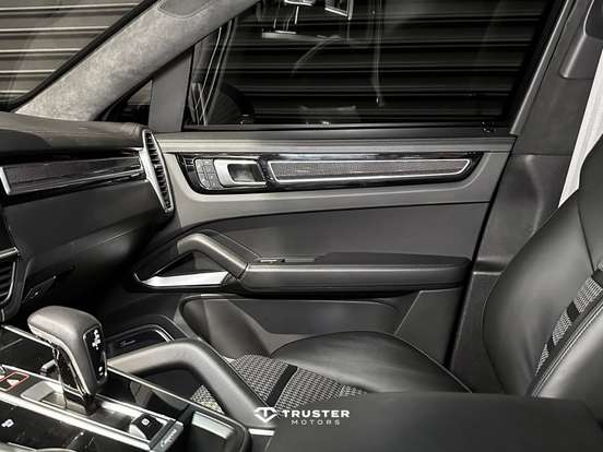 PORSCHE-CAYENNE-2022