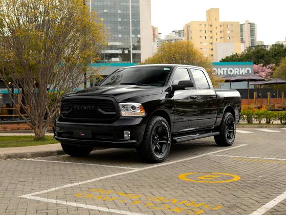 RAM CLASSIC 5.7 V8 GASOLINA LARAMIE NIGHT EDITION CD 4X4 AUTOMÁTICO