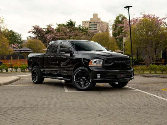 RAM-CLASSIC-5.7 V8 GASOLINA LARAMIE NIGHT EDITION CD 4X4 AUTOMÁTICO RAM-CLASSIC-2023