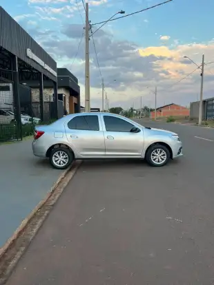 RENAULT-LOGAN-2022