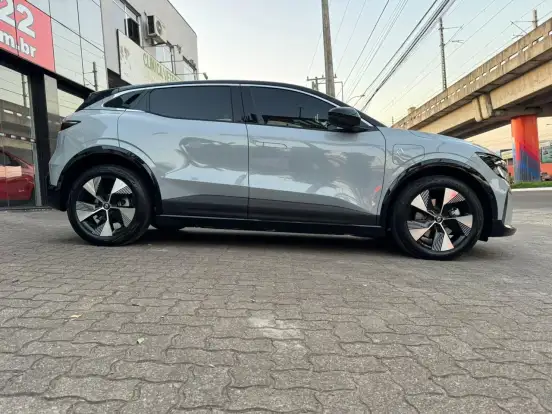 RENAULT-MEGANE-2023