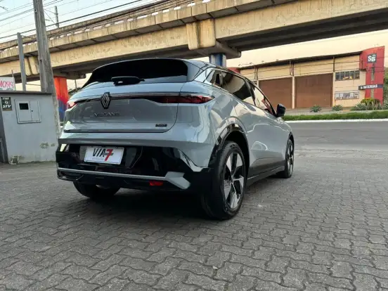 RENAULT-MEGANE-2023