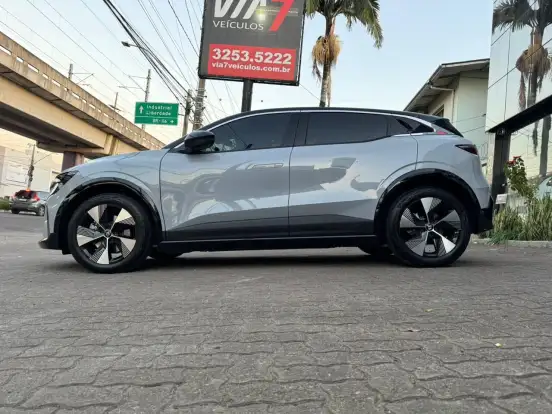 RENAULT-MEGANE-2023