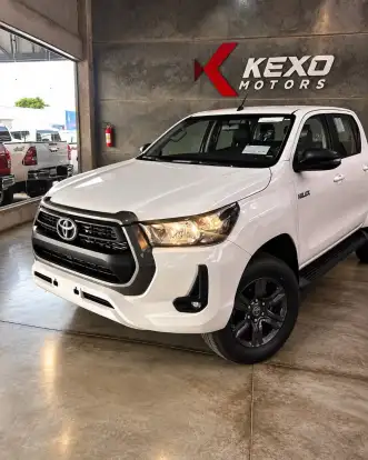 TOYOTA-HILUX-2.8 D-4D TURBO DIESEL CD SR 4X4 AUTOMÁTICO TOYOTA-HILUX-2025