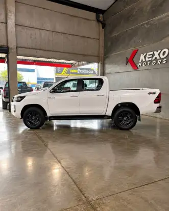 TOYOTA-HILUX-2.8 D-4D TURBO DIESEL CD SR 4X4 AUTOMÁTICO TOYOTA-HILUX-2025