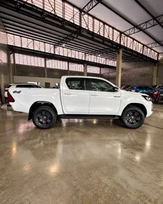 TOYOTA-HILUX-2.8 D-4D TURBO DIESEL CD SR 4X4 AUTOMÁTICO TOYOTA-HILUX-2025
