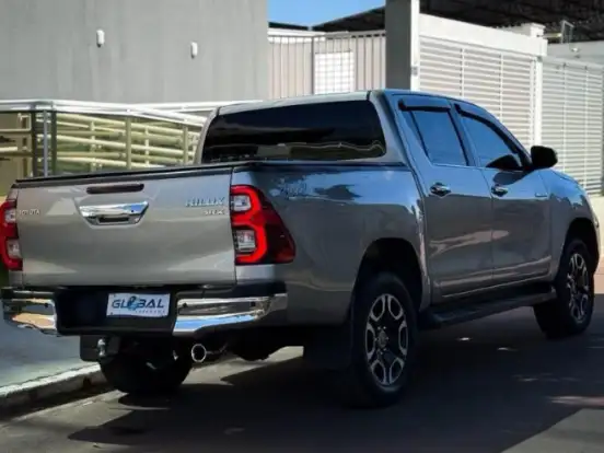 TOYOTA-HILUX-2.8 D-4D TURBO DIESEL CD SRX 4X4 AUTOMÁTICO TOYOTA-HILUX-2022