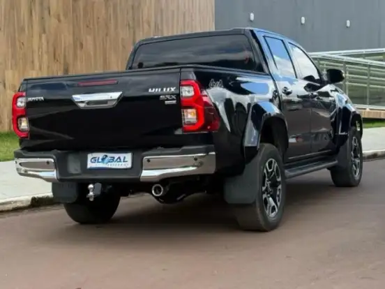 TOYOTA-HILUX-2.8 D-4D TURBO DIESEL CD SRX 4X4 AUTOMÁTICO TOYOTA-HILUX-2024
