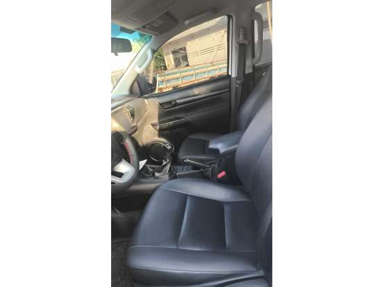 TOYOTA-HILUX-2023