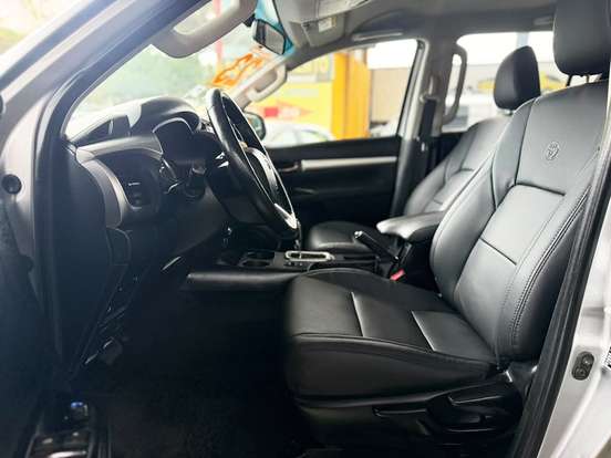 TOYOTA-HILUX-2.8 D-4D TURBO DIESEL CD SR 4X4 AUTOMÁTICO TOYOTA-HILUX-2023