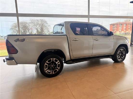 TOYOTA-HILUX-2.8 D-4D TURBO DIESEL CD SRV 4X4 AUTOMÁTICO TOYOTA-HILUX-2023