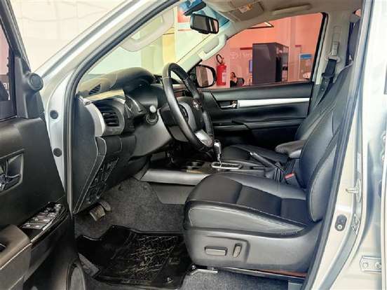 TOYOTA-HILUX-2.8 D-4D TURBO DIESEL CD SRV 4X4 AUTOMÁTICO TOYOTA-HILUX-2023