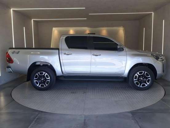 TOYOTA-HILUX-2.8 D-4D TURBO DIESEL CD SRX 4X4 AUTOMÁTICO TOYOTA-HILUX-2023
