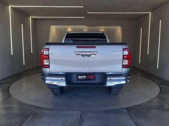 TOYOTA-HILUX-2.8 D-4D TURBO DIESEL CD SRX 4X4 AUTOMÁTICO TOYOTA-HILUX-2023
