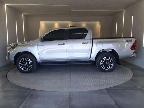 TOYOTA-HILUX-2.8 D-4D TURBO DIESEL CD SRX 4X4 AUTOMÁTICO TOYOTA-HILUX-2023