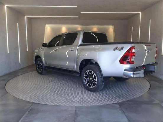 TOYOTA-HILUX-2.8 D-4D TURBO DIESEL CD SRX 4X4 AUTOMÁTICO TOYOTA-HILUX-2023