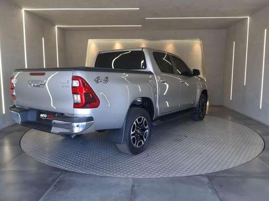 TOYOTA-HILUX-2.8 D-4D TURBO DIESEL CD SRX 4X4 AUTOMÁTICO TOYOTA-HILUX-2023