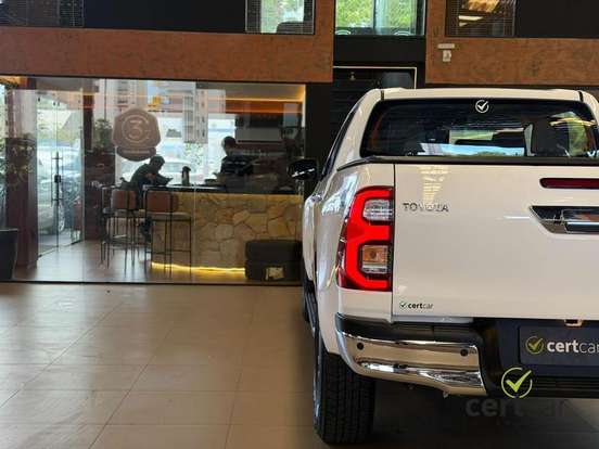 TOYOTA-HILUX-2023