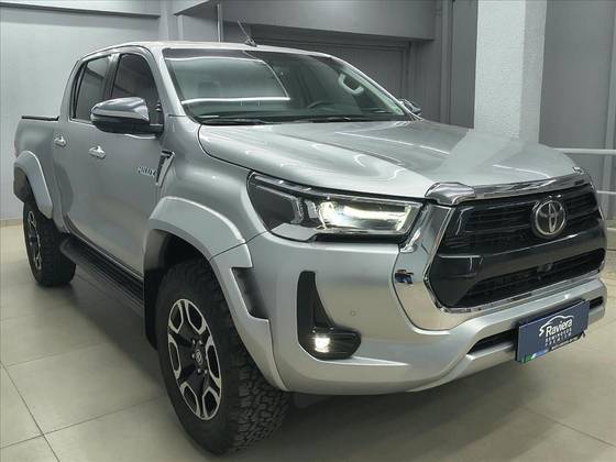 TOYOTA HILUX 2.8 D-4D TURBO DIESEL CD SRX PLUS 4X4 AUTOMÁTICO