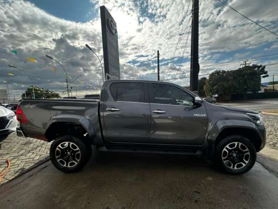 TOYOTA-HILUX-2.8 D-4D TURBO DIESEL CD SRX PLUS 4X4 AUTOMÁTICO TOYOTA-HILUX-2024