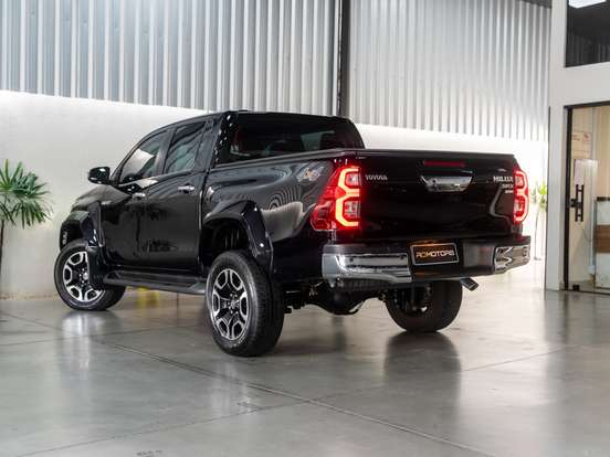 TOYOTA-HILUX-2023