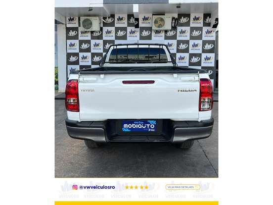 TOYOTA-HILUX-2023