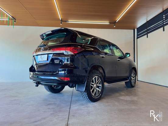 TOYOTA-HILUX-2.8 SRX 4X4 CD 16V DIESEL 4P AUTOMÁTICO TOYOTA-HILUX-2017