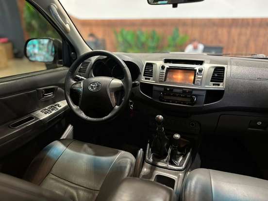 TOYOTA-HILUX-2012