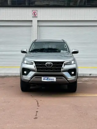 TOYOTA HILUX SW4 2.8 D-4D TURBO DIESEL SRX 7L 4X4 AUTOMÁTICO