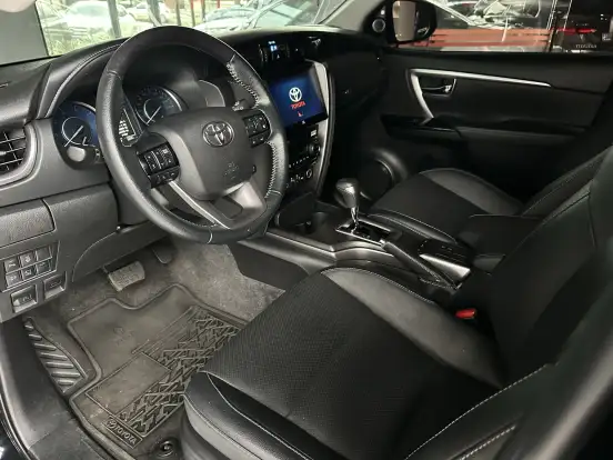 TOYOTA-HILUX SW4-2023