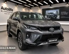 TOYOTA HILUX SW4 2.8 D-4D TURBO DIESEL SRX PLATINUM 7L 4X4 AUTOMÁTICO TOYOTA HILUX SW4 2.8 D-4D TURBO DIESEL SRX PLATINUM 7L 4X4 AUTOMÁTICO
