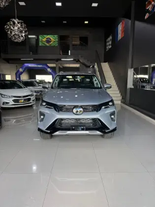 TOYOTA HILUX SW4 2.8 D-4D TURBO DIESEL SRX PLATINUM 7L 4X4 AUTOMÁTICO