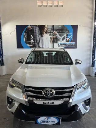 TOYOTA HILUX SW4 2.8 SRX 4X4 7 LUGARES 16V TURBO INTERCOOLER DIESEL 4P AUTOMÁTICO