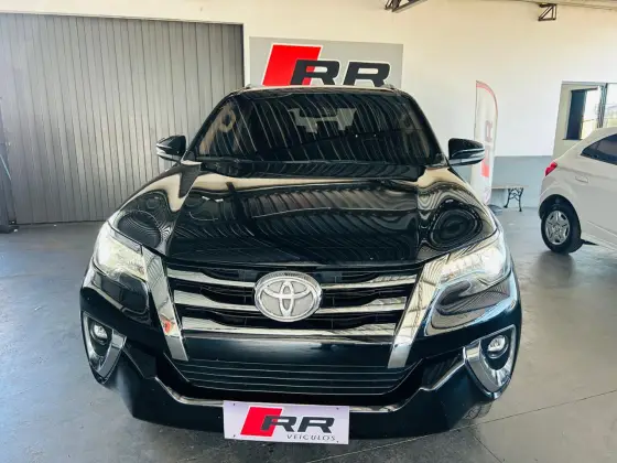 TOYOTA HILUX SW4 2.8 SRX 4X4 7 LUGARES 16V TURBO INTERCOOLER DIESEL 4P AUTOMÁTICO