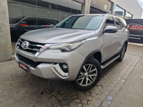 TOYOTA HILUX SW4 2.8 SRX 4X4 7 LUGARES 16V TURBO INTERCOOLER DIESEL 4P AUTOMÁTICO