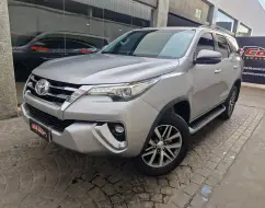 TOYOTA HILUX SW4 2.8 SRX 4X4 7 LUGARES 16V TURBO INTERCOOLER DIESEL 4P AUTOMÁTICO TOYOTA HILUX SW4 2.8 SRX 4X4 7 LUGARES 16V TURBO INTERCOOLER DIESEL 4P AUTOMÁTICO